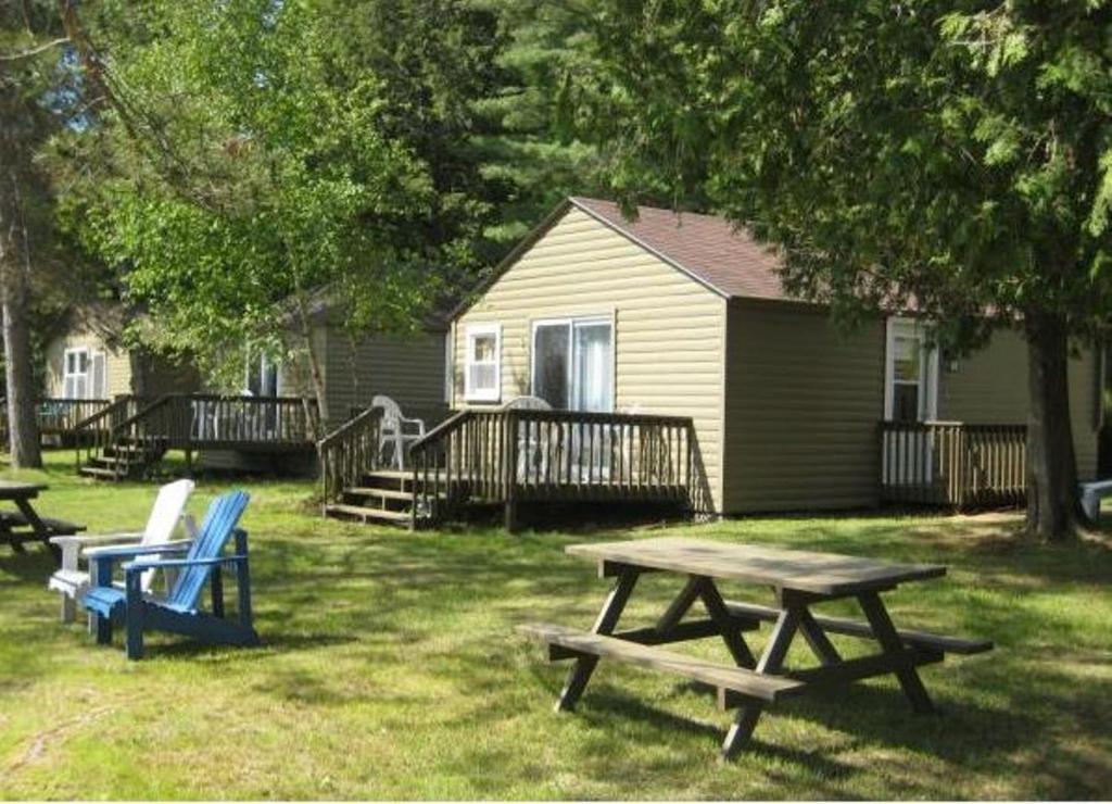 Cloverleaf Cottages Oxtongue Lake Room photo