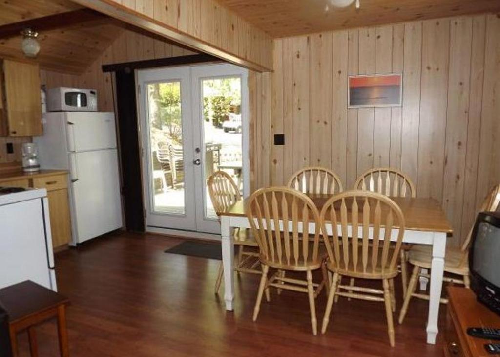 Cloverleaf Cottages Oxtongue Lake Room photo