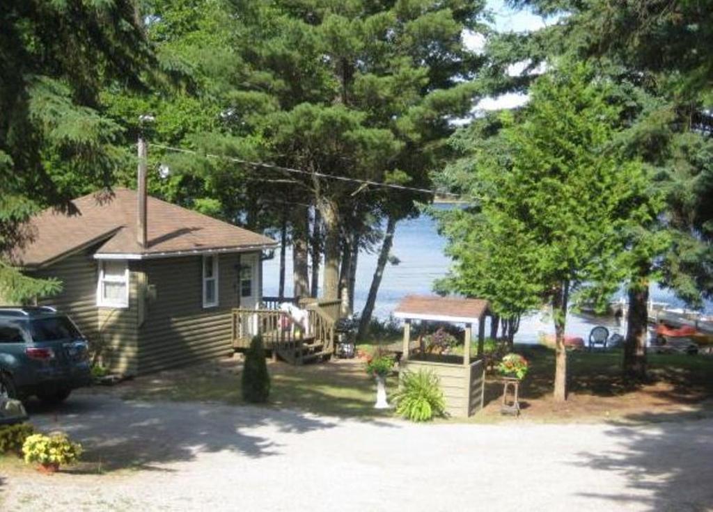 Cloverleaf Cottages Oxtongue Lake Room photo